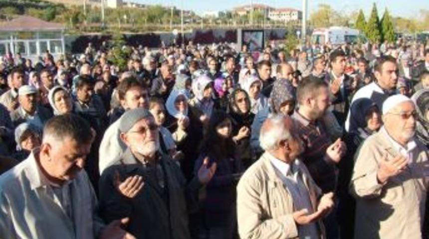 Hacı adayları dualarla kutsal topraklara uğurlandı