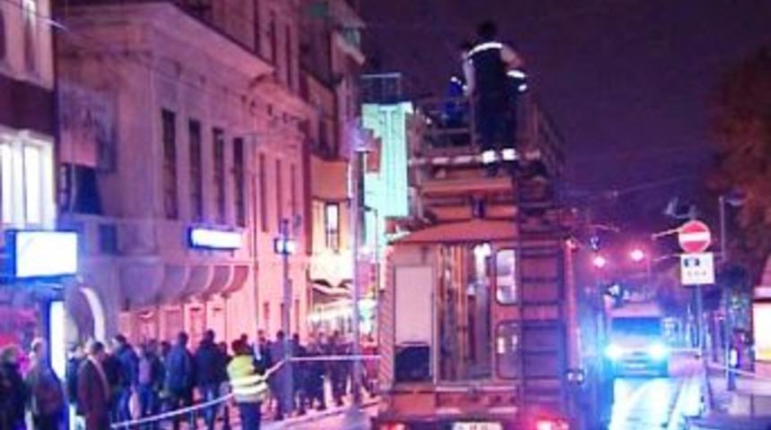 &Ccedil;&ouml;p kamyonu elektrik tellerini kopardı, tramvay yolcuları mahsur kaldı