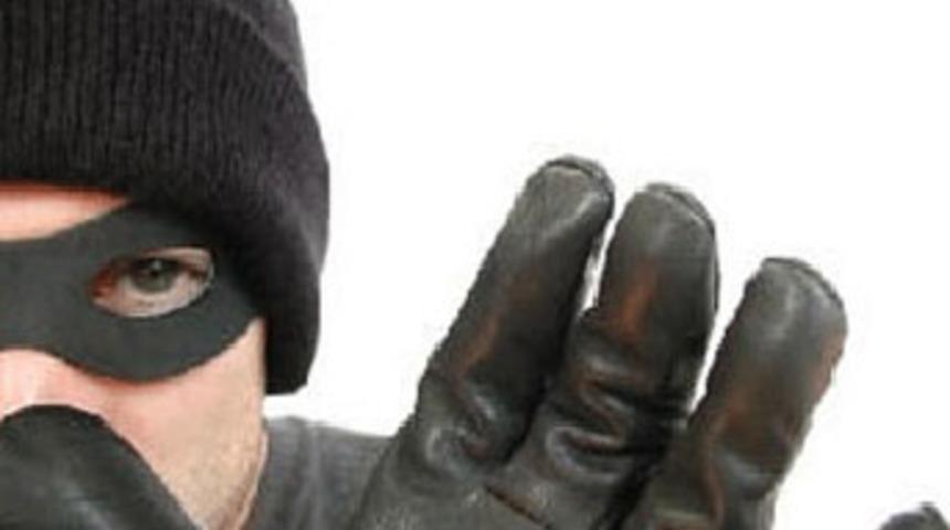 &Ccedil;atıdan d&uuml;şen hırsız &ouml;ld&uuml;