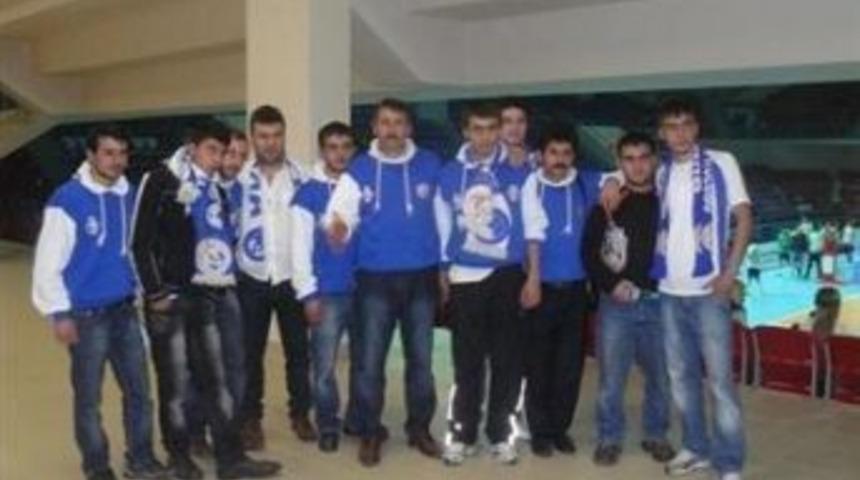 Akrepler siyah bantla trib&uuml;nde olacaklar