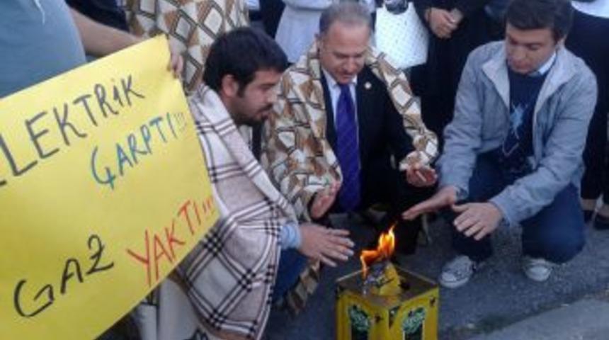 CHP'li gen&ccedil;ler, doğalgaz ve elektrik zammını protesto etti