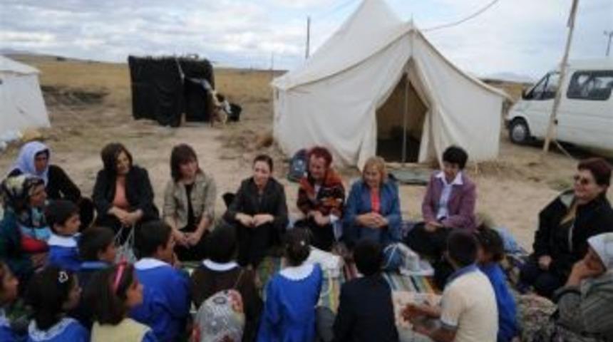 Vali Erden'in eşi tarım iş&ccedil;ilerini ziyaret etti