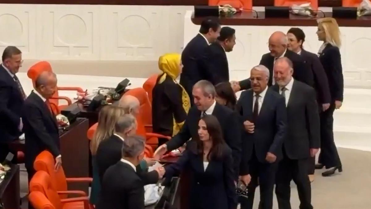 Meclis&rsquo;te dikkat &ccedil;eken anlar! DEM Partililer Bah&ccedil;eli ile tokalaşmak i&ccedil;in sıraya girdi 1