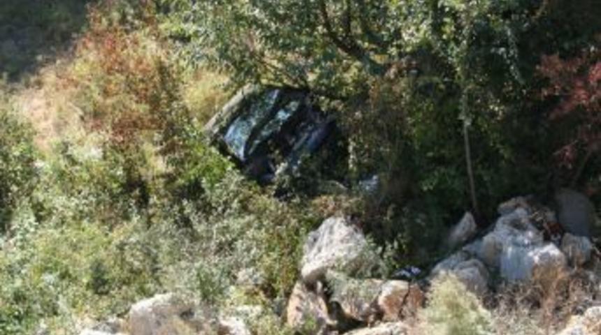 50 metreden u&ccedil;uruma yuvarlanan ara&ccedil;taki 2 kişiyi emniyet kemeri kurtardı