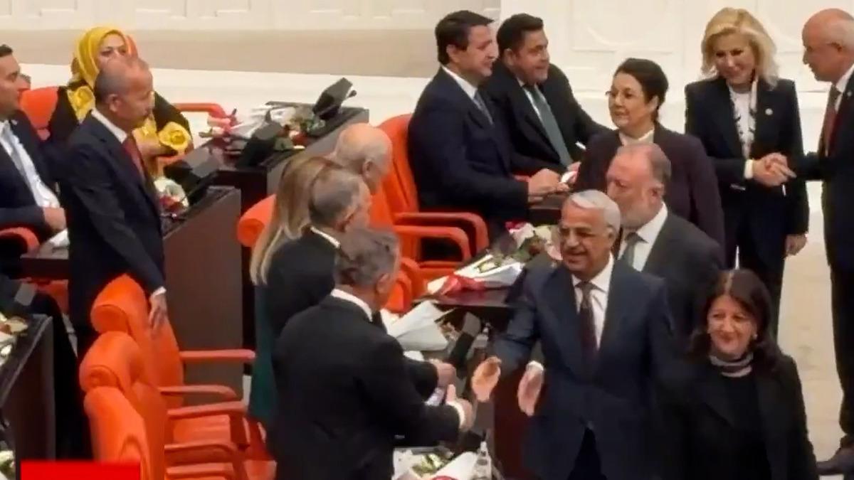 Meclis&rsquo;te dikkat &ccedil;eken anlar! DEM Partililer Bah&ccedil;eli ile tokalaşmak i&ccedil;in sıraya girdi 2