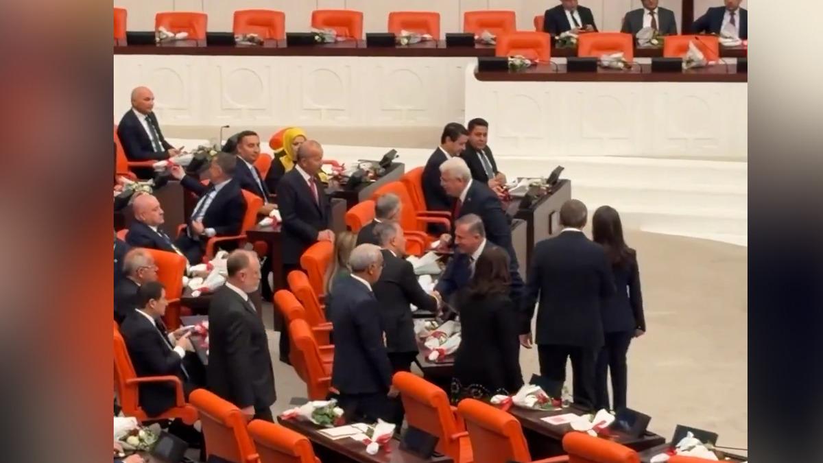Meclis&rsquo;te dikkat &ccedil;eken anlar! DEM Partililer Bah&ccedil;eli ile tokalaşmak i&ccedil;in sıraya girdi 3