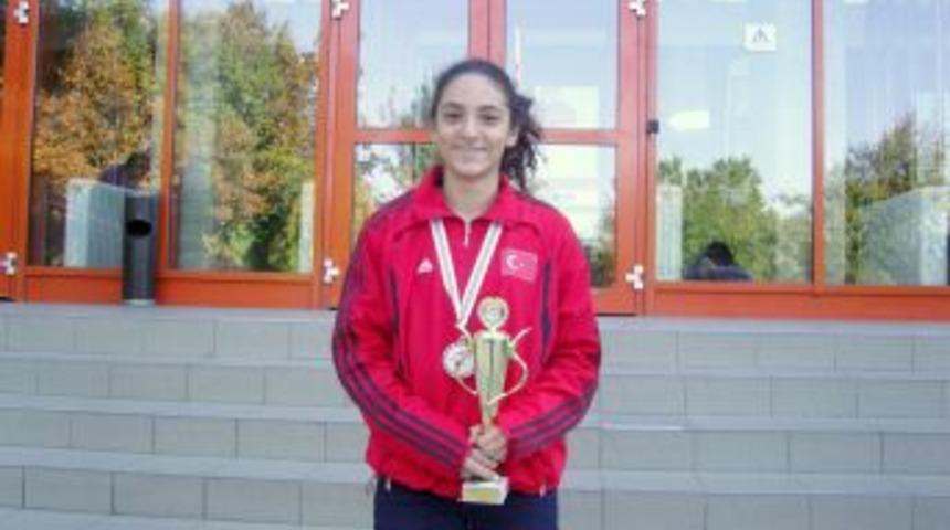 Eskrimci Ilgın Sarban Macaristan&rsquo;dan da dereceyle d&ouml;nd&uuml;