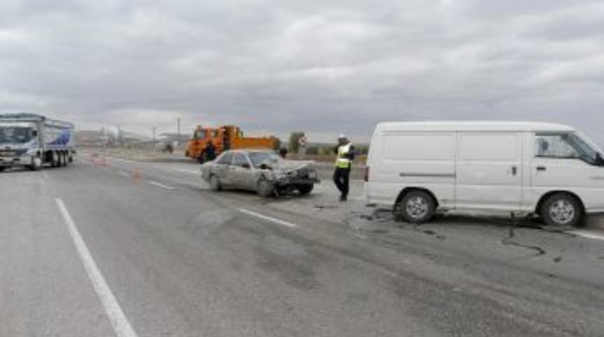 Otomobil minib&uuml;se &ccedil;arptı, 3 kişi yaralandı