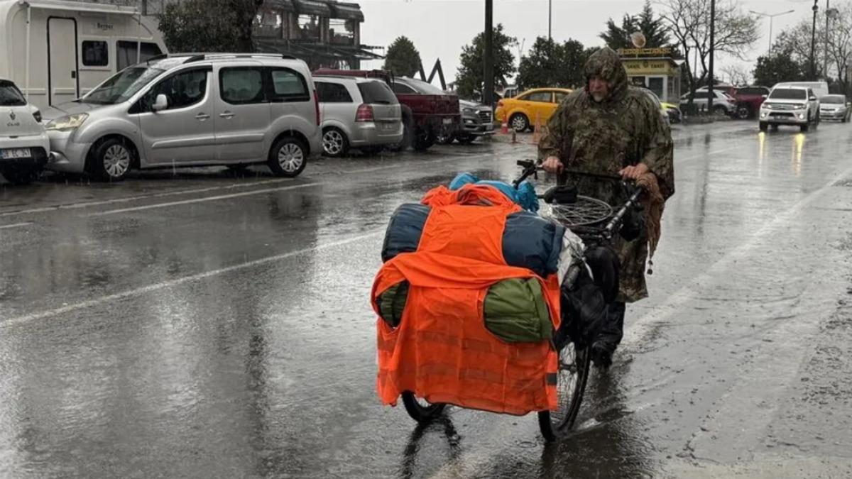 Türkiye ye de gelmişti: 28 yıldır dünyayı yürüyerek dolaşıyor! En zorlandığı şeyi açıkladı 1