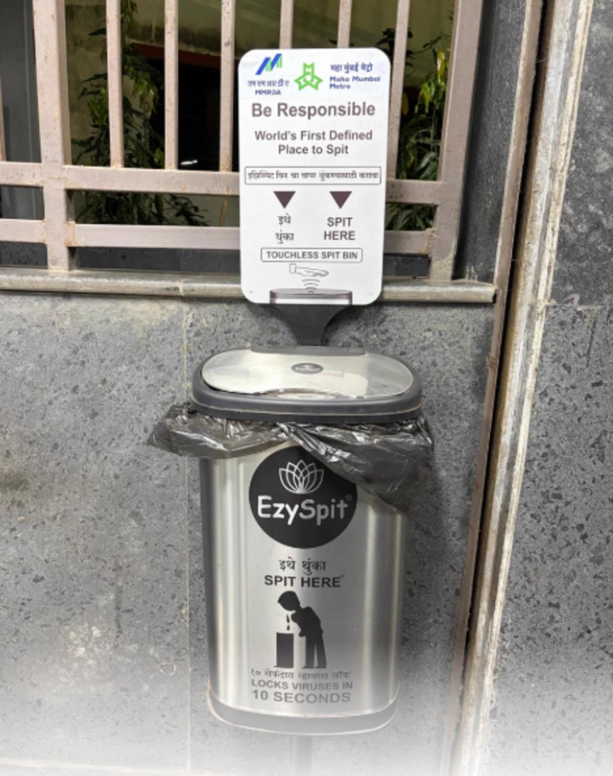 Görenler ne diyeceğini bilemedi! Metro istasyonuna özel “tükürme kutusu” yerleştirildi 1