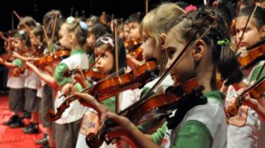 T&uuml;rkiye&rsquo;de ilk kez &ccedil;ocuk senfoni orkestrası konser verdi