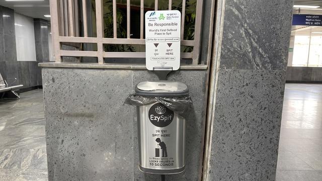 Görenler ne diyeceğini bilemedi! Metro istasyonuna özel “tükürme kutusu” yerleştirildi