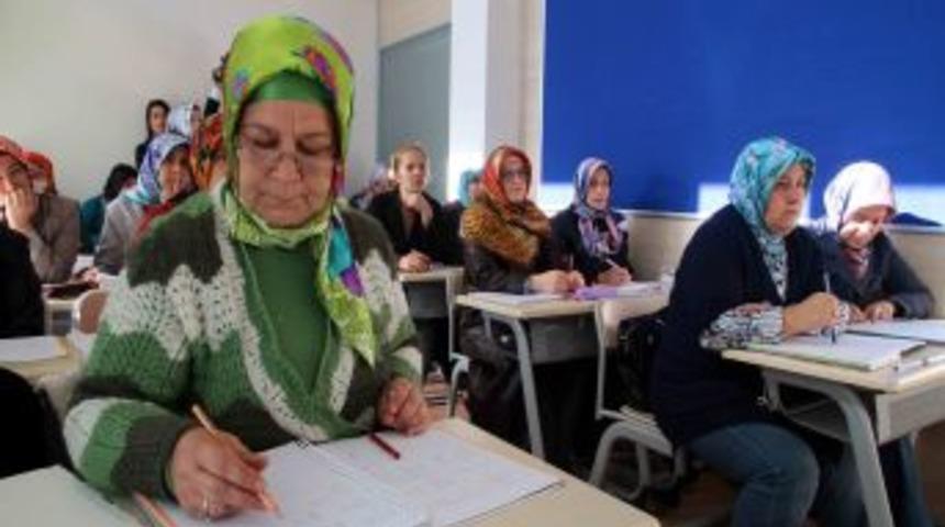 Hem &ccedil;ocuklar hem veliler okuyor