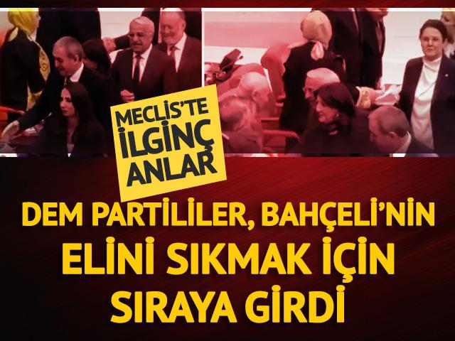 Meclis&rsquo;te dikkat &ccedil;eken anlar! DEM Partililer Bah&ccedil;eli ile tokalaşmak i&ccedil;in sıraya girdi