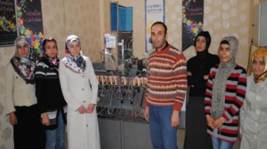 Hakkari&rsquo;de kolonyalı mendil &uuml;retimini gen&ccedil; kızlar yapacak