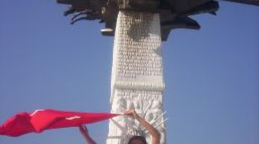 G&uuml;zellik krali&ccedil;esi ter&ouml;re tepki i&ccedil;in 25 metrelik heykele &ccedil;ıktı