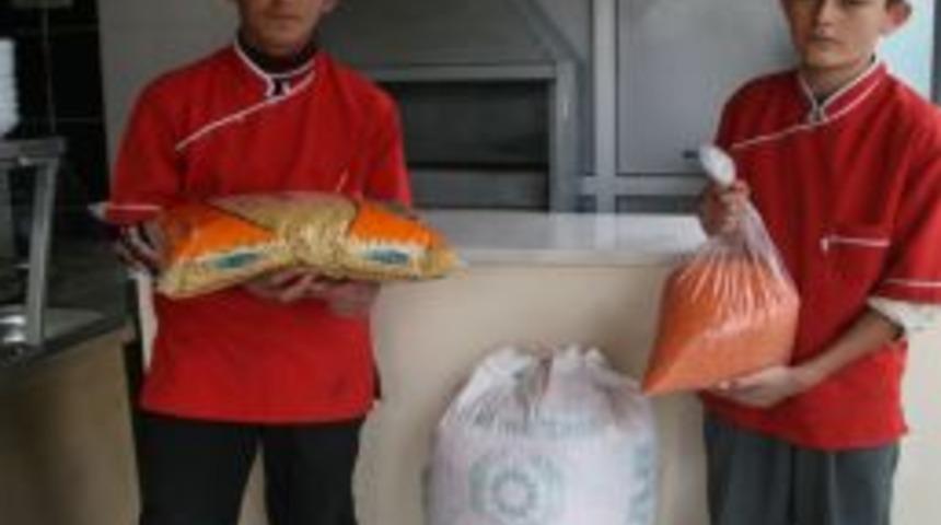 7 kişilik aileye bakan yetim kardeşler, haftalıklarını Van&rsquo;a g&ouml;nderdi