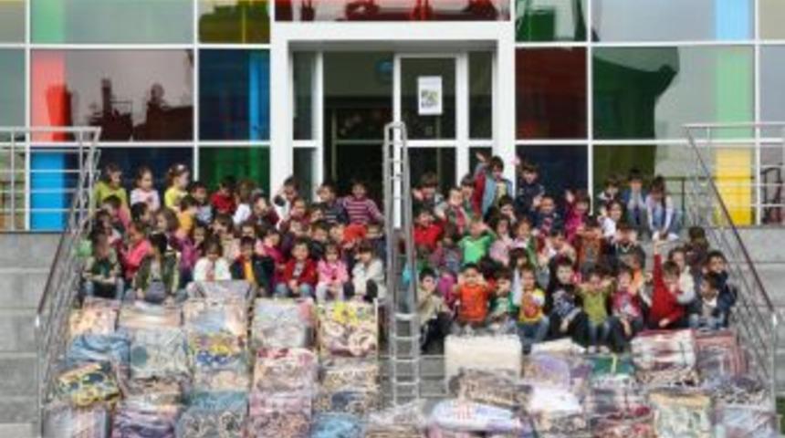 Konyalı minik y&uuml;reklerden Van&rsquo;daki akranlarına battaniye desteği