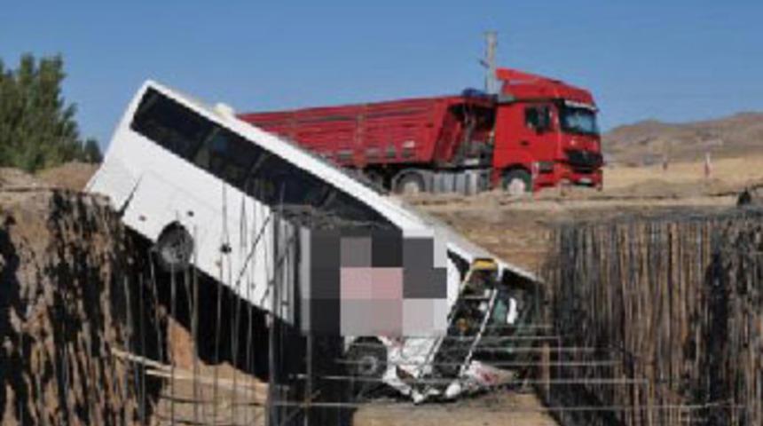 Otobüs menfez çukuruna düştü; 17 yaralı