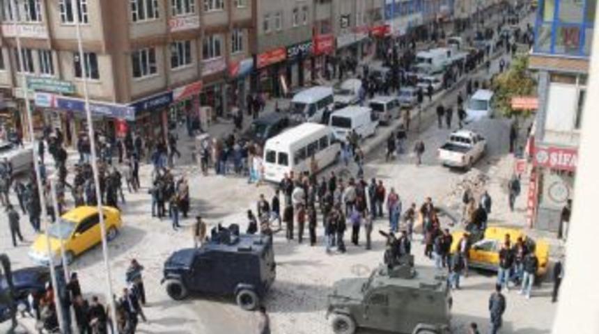 Hakkari&rsquo;deki deprem vatandaşları sokağa d&ouml;k&uuml;ld&uuml;