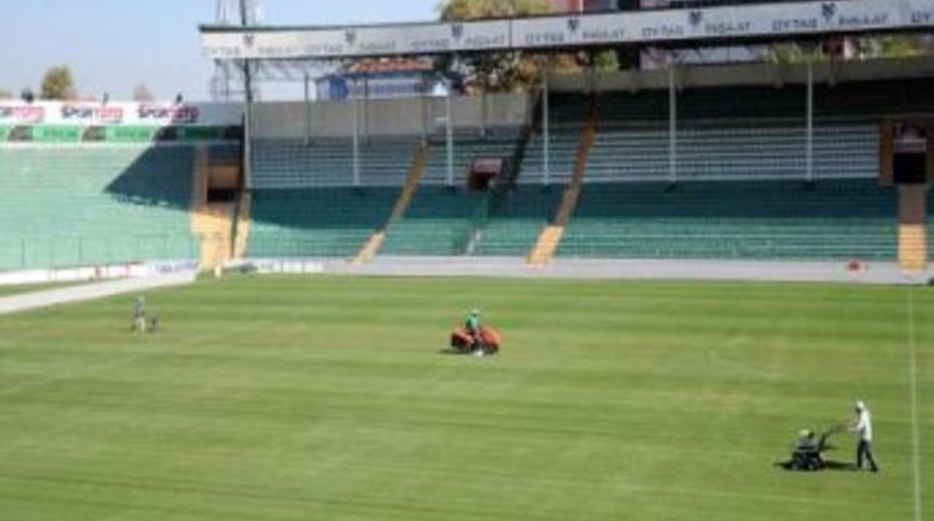 Atat&uuml;rk Stadı&rsquo;nın zemini bakıma alındı