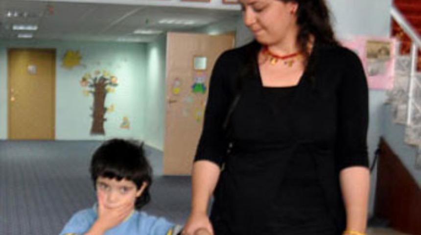 Minik Zeynep'i &ouml;ğretmen şefkati y&uuml;r&uuml;tt&uuml;