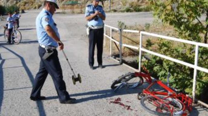 Bisiklet &uuml;zerindeki iki &ccedil;ocuk bariyerler sayesinde &ouml;l&uuml;mden d&ouml;nd&uuml;