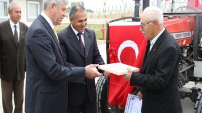 Ticaret Borsası, polis okuluna trakt&ouml;r bağışladı