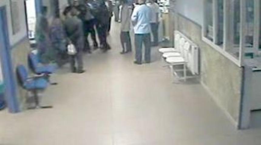 Kadın doktora şiddet kameraya yakalandı