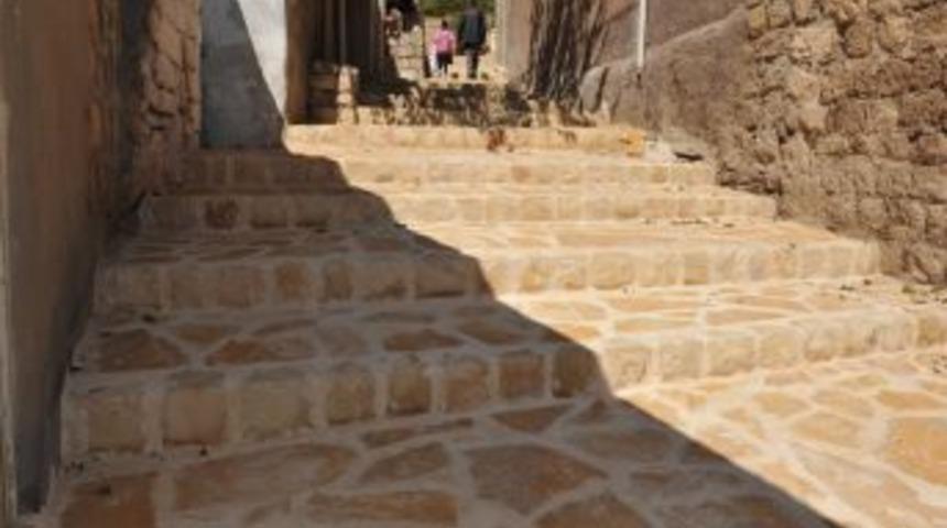 Mardin'de sokaklar tarihi dokuya uygun Ferş taşıyla kaplanıyor