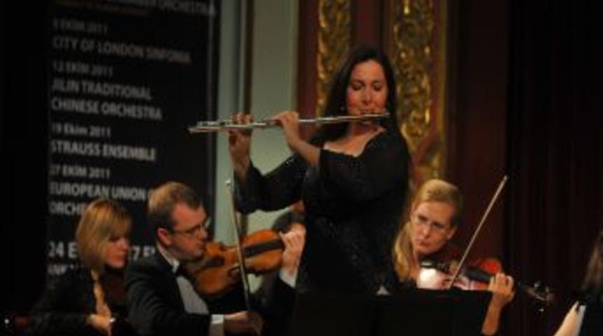 Fl&uuml;t Sanat&ccedil;ısı Şefika Kutluer, Somali i&ccedil;in konser verdi