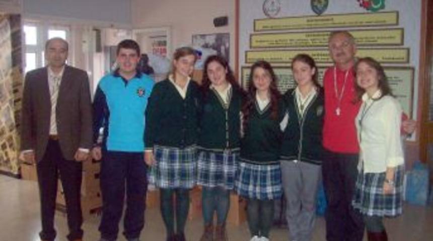 Karam&uuml;rselli liseliler Van'daki depremzedelere yardım eli uzattı