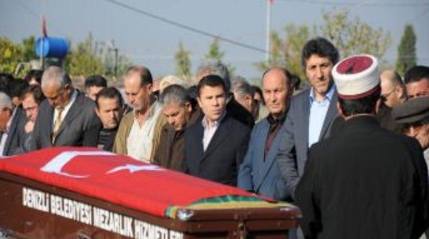 Depremde hayatını kaybeden &ouml;ğretmen Ahmet Erdem defnedildi