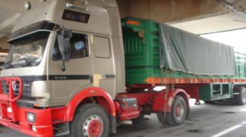 Suriye&rsquo;den T&uuml;rkiye&rsquo;ye ka&ccedil;ak &ccedil;akmak getirmek istedi, g&uuml;mr&uuml;ğe takıldı