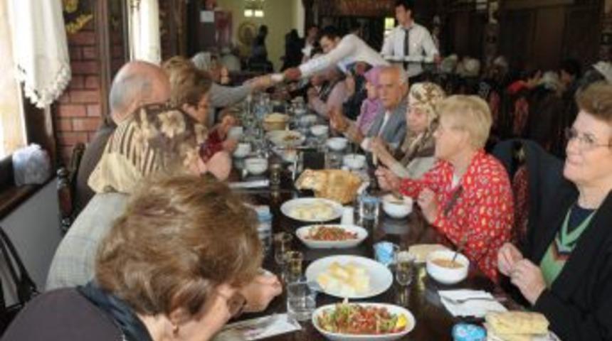 Yaşlılar Hizmet Merkezi &uuml;yeleri, Kızılcahamam&rsquo;ı gezdi