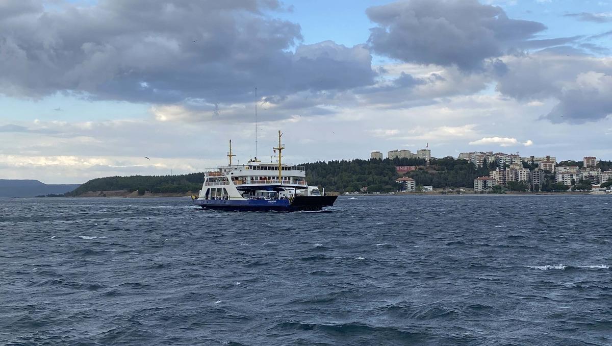 G&ouml;k&ccedil;eada ve Bozcaada feribot seferlerine fırtına engeli 1