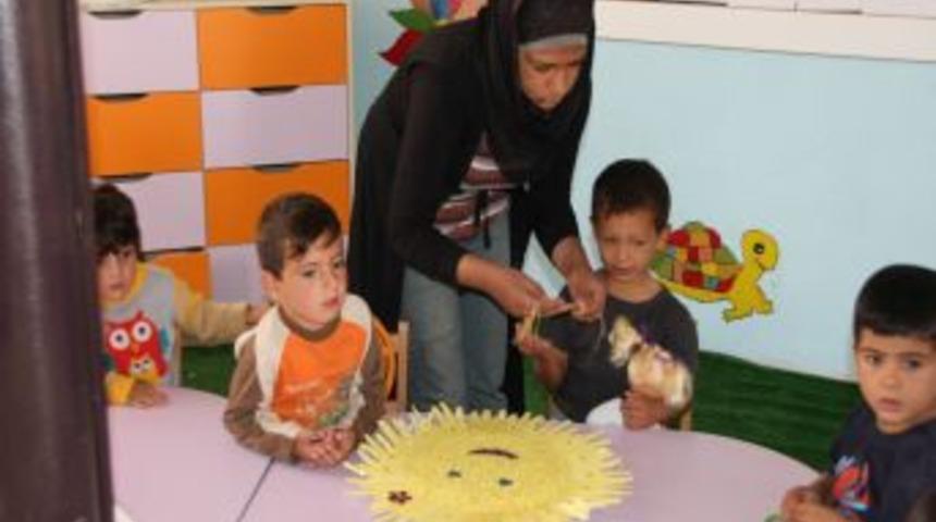 Suriyeli &ccedil;ocuklar &ccedil;adır sınıflarda eğitim g&ouml;r&uuml;yor