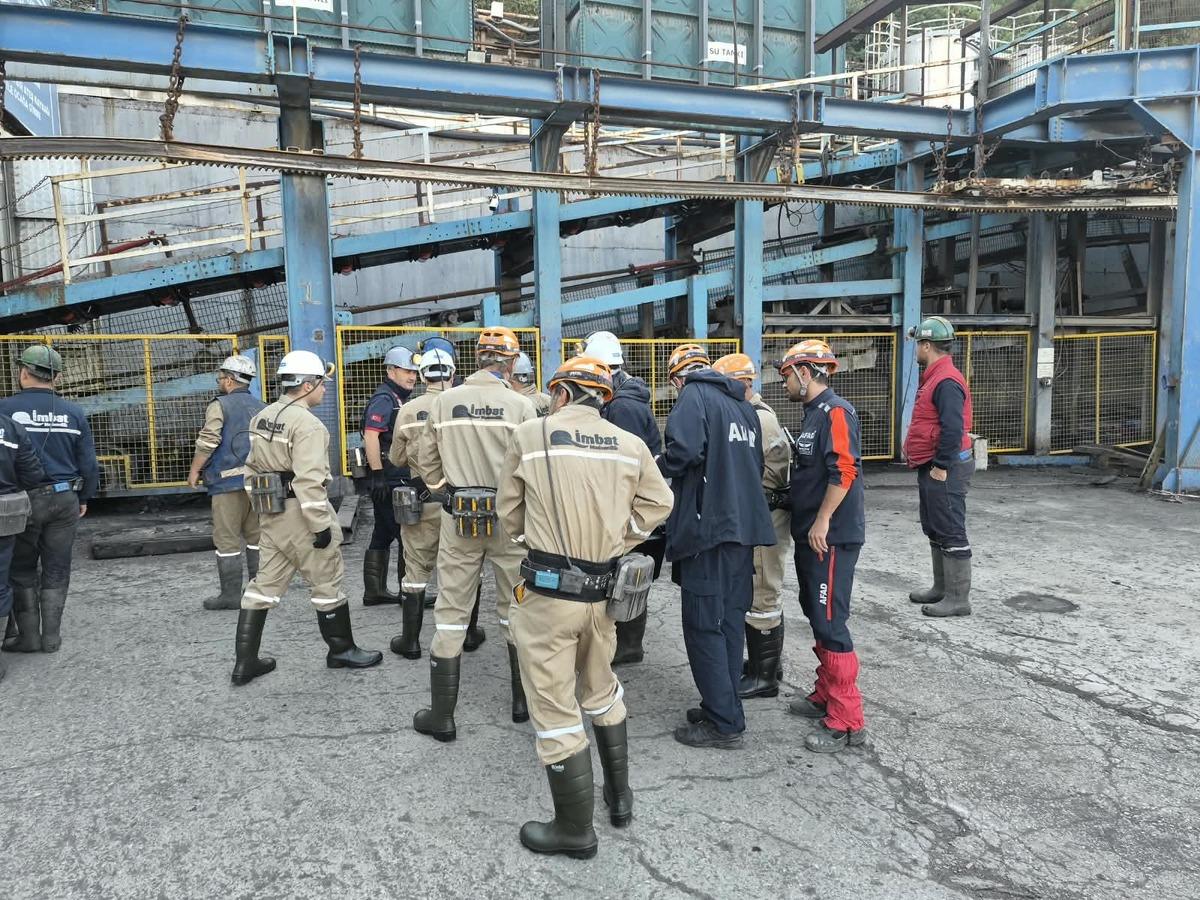 Soma daki madende g&ouml;&ccedil;&uuml;k! Manisa Valiliği: Can kaybı 5 e y&uuml;kseldi 1