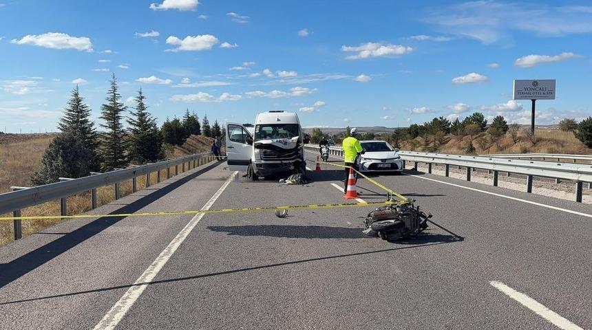 K&uuml;tahya'da minib&uuml;sle &ccedil;arpışan gen&ccedil; motosikletli hayatını kaybetti