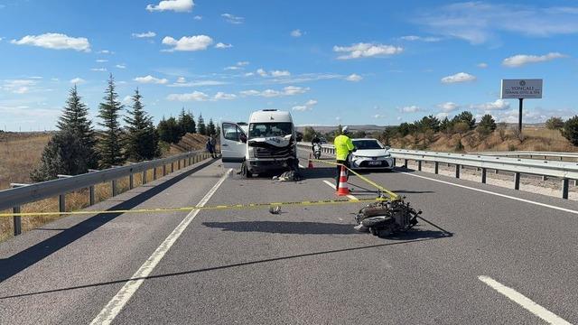 Kütahya'da minibüsle çarpışan genç motosikletli hayatını kaybetti