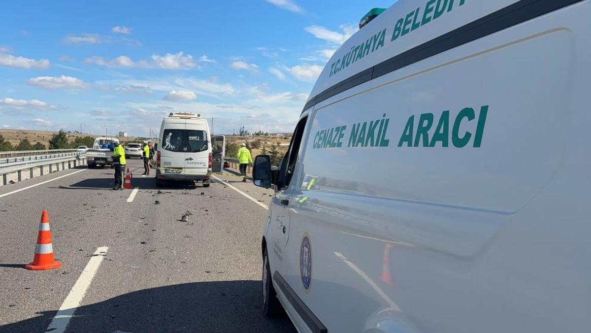 K&uuml;tahya da minib&uuml;sle &ccedil;arpışan gen&ccedil; motosikletli hayatını kaybetti 1