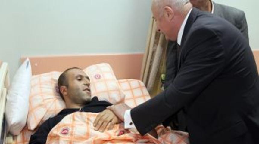 Vali Y&uuml;ksel tedavileri s&uuml;ren depremzedeleri ziyaret etti