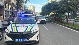 Motosiklet hafif ticari araca &ccedil;arptı: 2 yaralı