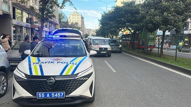 Motosiklet hafif ticari araca çarptı: 2 yaralı