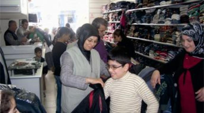 Yetim &ccedil;ocukların bayramlıkları Nehir Derneğinden