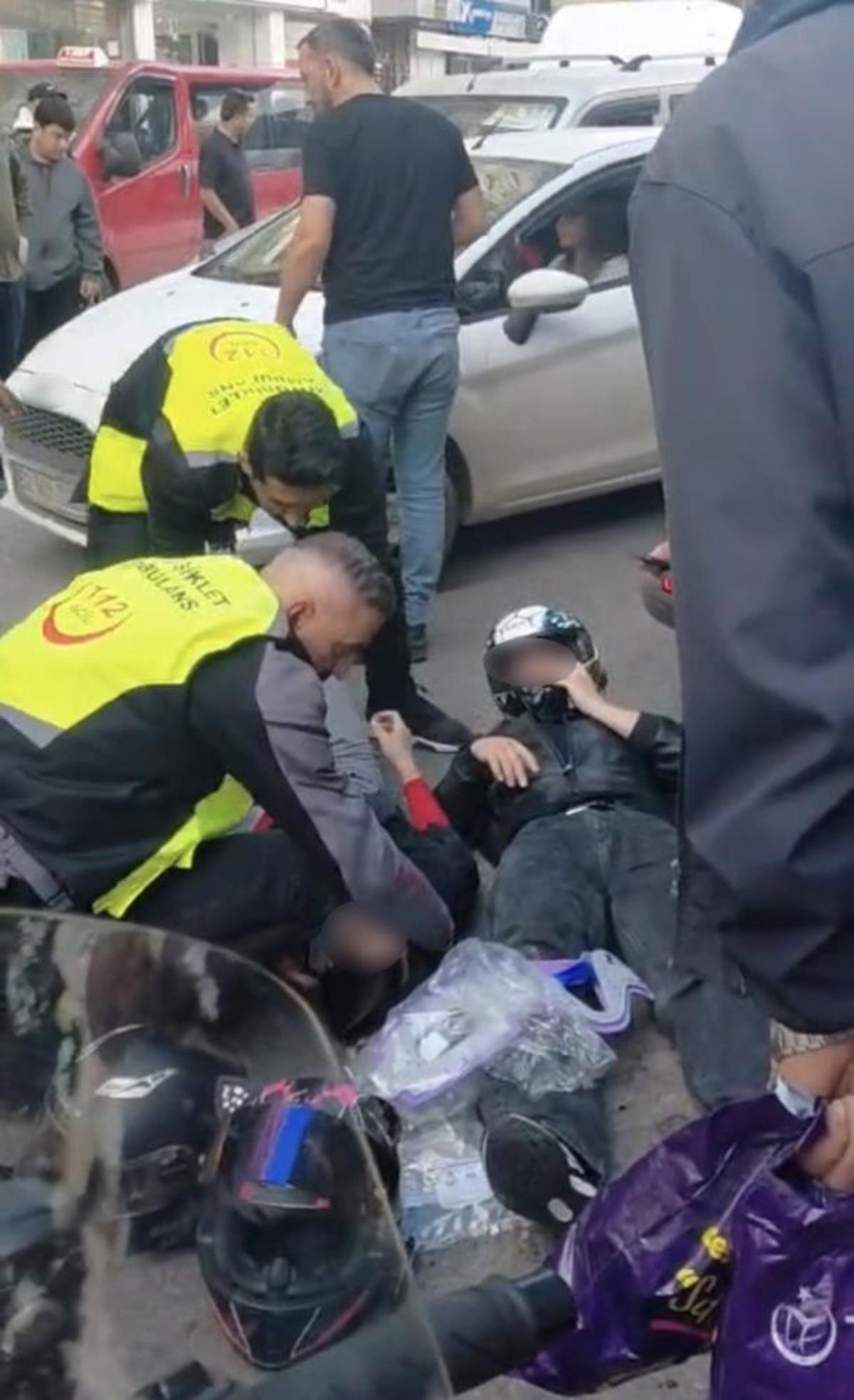 Motosiklet hafif ticari araca &ccedil;arptı: 2 yaralı 2