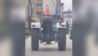 Bolu'da trafikte ilgin&ccedil; g&ouml;r&uuml;nt&uuml;: Başına duba ge&ccedil;irip trakt&ouml;r s&uuml;rd&uuml;