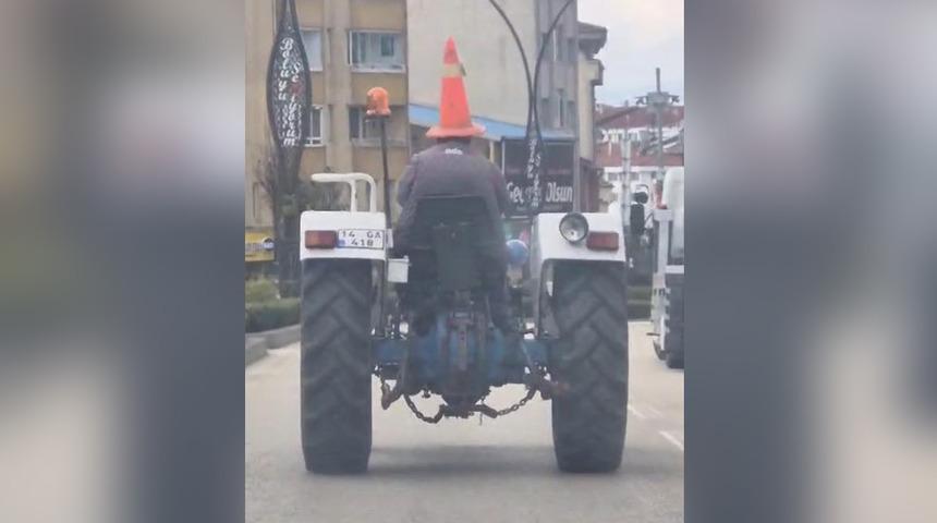 Bolu'da trafikte ilgin&ccedil; g&ouml;r&uuml;nt&uuml;: Başına duba ge&ccedil;irip trakt&ouml;r s&uuml;rd&uuml;