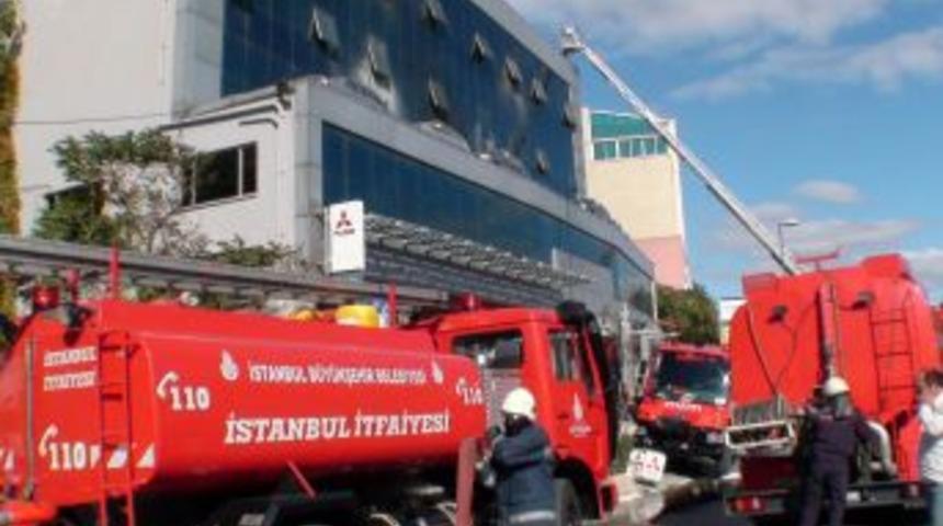 Oto servisinde yangın paniği