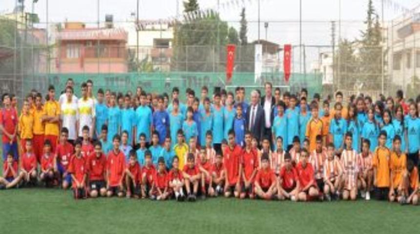 Başkan Arıkan 300 amat&ouml;r sporcuya malzeme dağıttı